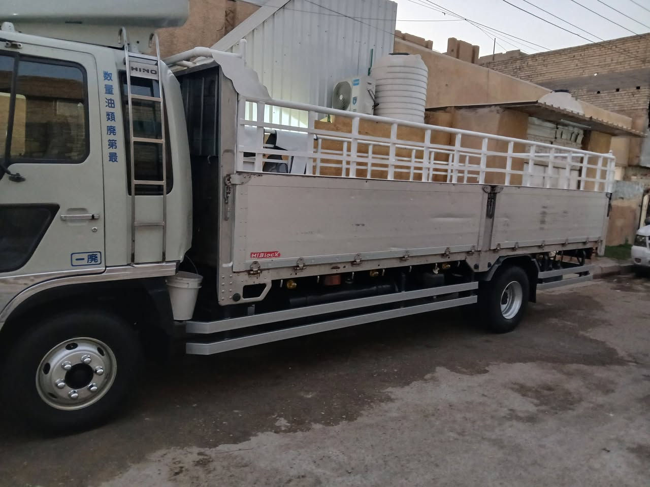 سلام عليكم للبيع هينو طيرة ستة وربع بلادي مكينة سبعين عادي استندرمكفولة لاصرف ولابخار سيارة جاهزة ما بيهة نقص تخم تاير كهربائيات كلهة شغالة  رقم بغداد بسمي انكليزي تحويل ثاني يوم موبايل ***********مكاني بغداد

