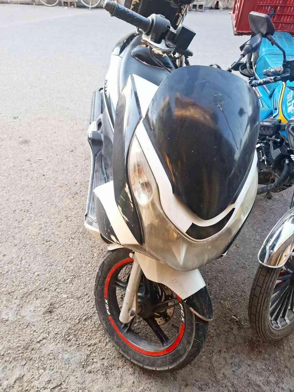 السلام عليكم دراجه لبيع بي سي اكس جيل اول دراجه مستعجل عل بيعتها عندي ضرف  نظيفه وخير من الله برغي واحد ممفتوح بيها ماشيه 43 
تواصل خاص او اتصال عل رقم ***********
