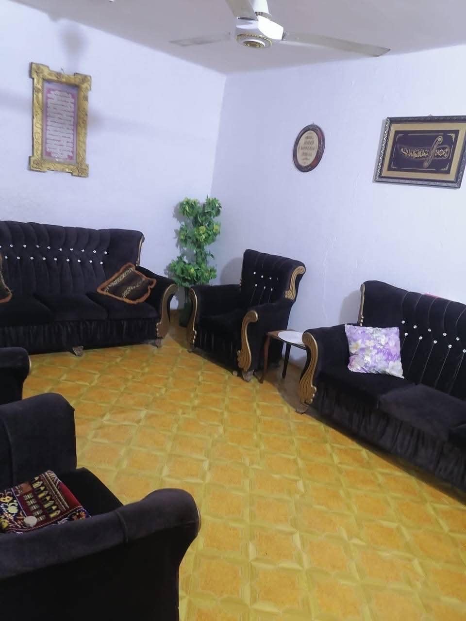 السلام عليكم بيت للبيع في حي رمضان المساحه ١٨٠ وفي السند ١٥٠ بي خمس غرف نوم كبار وصالتين ومطبخ وبراني ومجموعتين صحيات موقعه مميز وكلشي قريب عليه سعره ١٤٥ مليون وبي مجال للشراي للاستفسار ***********بي بس واتساب