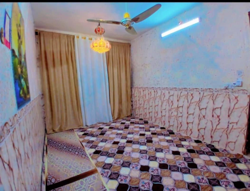 دار للبيع مساحه 100متر طابق واحد عالي على الشارع منطقه العشرة الاف قرب المدارس والشراي يتصل ***********والسعر 60
