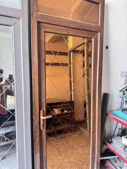 ابواب للبيع جديد غير مستعمل السعر مناسب الديوانيه مركز ***********
