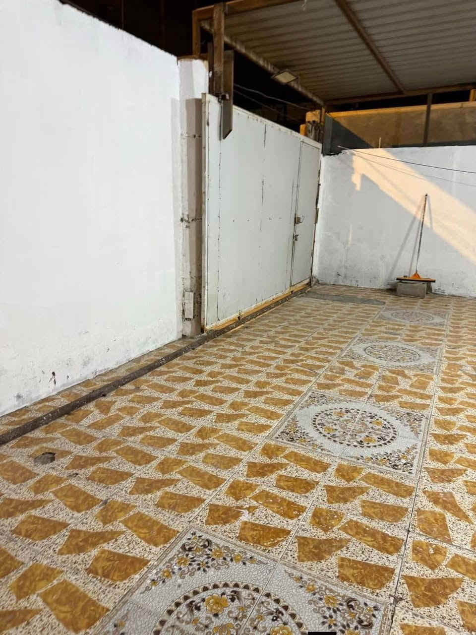 يتوفر بيت للبيع وقف مسجل اصولي وقف شيعي 
اجار سنوي 50الف🏡

📌

#مساحة  300متر🅱️

يحتوي البيت على 🌟

غرف2 ♦️

ديوان♦️

مطبخ💈حار ❄️

صاله2♦️

صحيات داخلي ♦️ وخارجي 

کراج سياره   مجاري على نهر وسطح ايزو كام 

#البناء  درجه اولى وجاهز من كلشي  منطقه هدوئ ومتوفر بيها جميع الخدمات قريب مدارس طيور الخصيب  50متر عن شارع الوسطي

سعر 68 وبي مجال 
   

✴️العنوان  ابي الخصيب   طرزاويه على شارع تبليط مباشر

لاستفسار تتواصل على رقم 

***********
