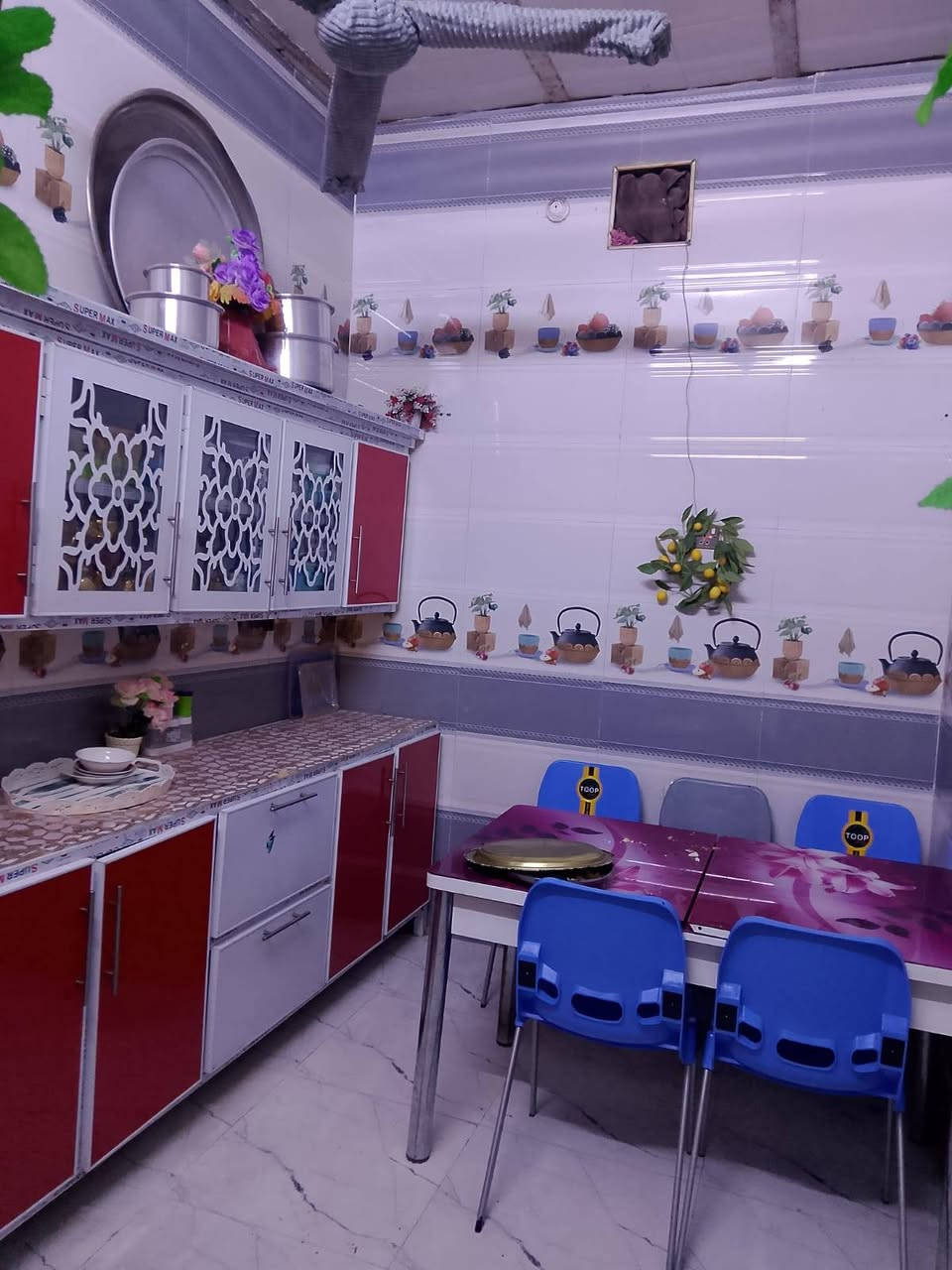 سلام عليكم عندي بيت للبيع سوك شيوخ الدجين  شارع حجي كشكول قرب مدرسه الهيكل 200متر غرف عدد٢  صاله مطبخ  صحيات حديقه محل سعر 38 علق ب تم وتصل واتساب ***********
