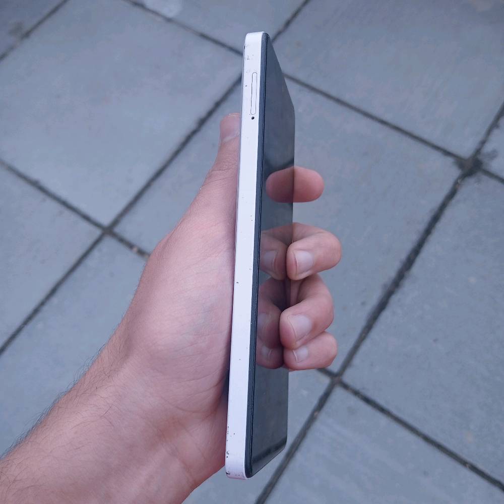 عندي جهازين استخدام شخصي، نظافتهن عالية وشغالات 100%، والبيع بأسعار قفل وما بيها مجال نهائياً:
1️⃣ أوبو Oppo A17 (اللون الملكي 💙)
🔹 الذاكرة: 64 جيجا.
🔹 النظافة: 100% (أخو الجديد) بدون أي شخط.
🔹 الملحقات: الكارتونة الأصلية + كفر شفاف هدية.
💰 السعر: 80 ألف دينار قفل.
2️⃣ تكنو Tecno Spark 10 Pro (الأبيض الثلجي 🤍)
🔹 الذاكرة: 128 جيجا (سريع جداً بالألعاب والتصفح).
🔹 الحالة: الجهاز طيارة، بس البصمة متوقفة (ما تأثر على الاستخدام) وبيه شخط بسيط جداً بالجانب.
🔹 الملحقات: كفر حماية.
💰 السعر: 85 ألف دينار قفل.
📍 المكان: بغداد - مدينة الصدر 
⚠️ ملاحظة:  والي ياخذ الجهازين سوية أحسبهم اله بـ 160 ألف نهائي.