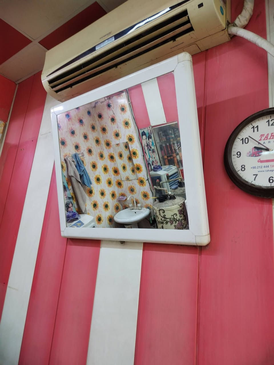 متاح محل حلاقه كامل مكمل بس تجي تشتغل شغل خير من الله مكان  كركوك حي العسكري قرب صيدليه كردستان ***********
