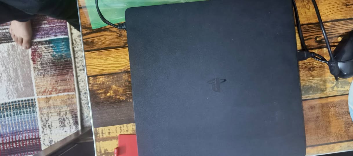 بلي فور سلم نص تيرا يدتين اصلية ومروحة وقرص كراند بي مشكلة بسيطة السحاب مال قرص يحتاج تنظيف او تصليح ***********
بغداد الرصافة
