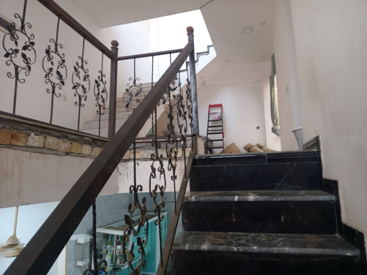 بيت للإيجار
مساحه 100متر مربع 
بيت مفول يحتوي على اربع غرف نوم وصحيات وصاله ومطبخ 
العنوان منطقه رئاسه العبيدي مقابل منطقه أبو علي الدراجي 
***********
