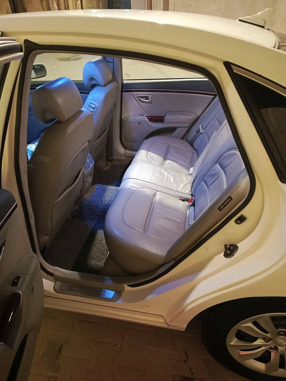 ازيرا 2010 ادوات كصه جنطه
ولباقي كله مكفول كير محرك تدفئه تبريد حداده وتايرات بالجيس سياره جديده فول مواصفات السعر 45 قفل العنوان البصره ***********
