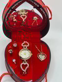 طقم نسائي • ساعة يد • توصيل مجاني