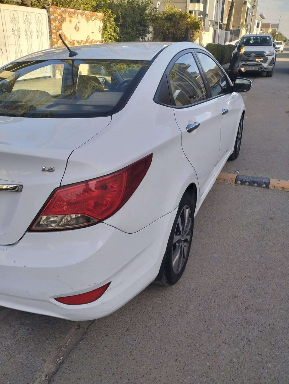 السلام عليكم اكسنت خليجي 2016لد فول مواصفات ماشية 120السيارة حلوه ومابيها كل نقص بيها باب وجاملغ عكس السايق بدون دواخل الله شاهد السيارة حلوه وكامله السعر 110مكاني بغداد الشراي يتصل ***********
