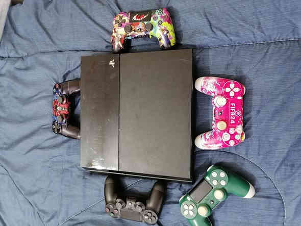 السلام عليكم 
بـلي 4 مـهـكر فـات نظام 6.72 نادر للبيع لـون اسـود نضافته 100٪ كدامكم 
هو وملحقاته 5 جوستكات
 6 العاب
مع قاعدة شـحـن ومروحـة
السعر 350
***********
