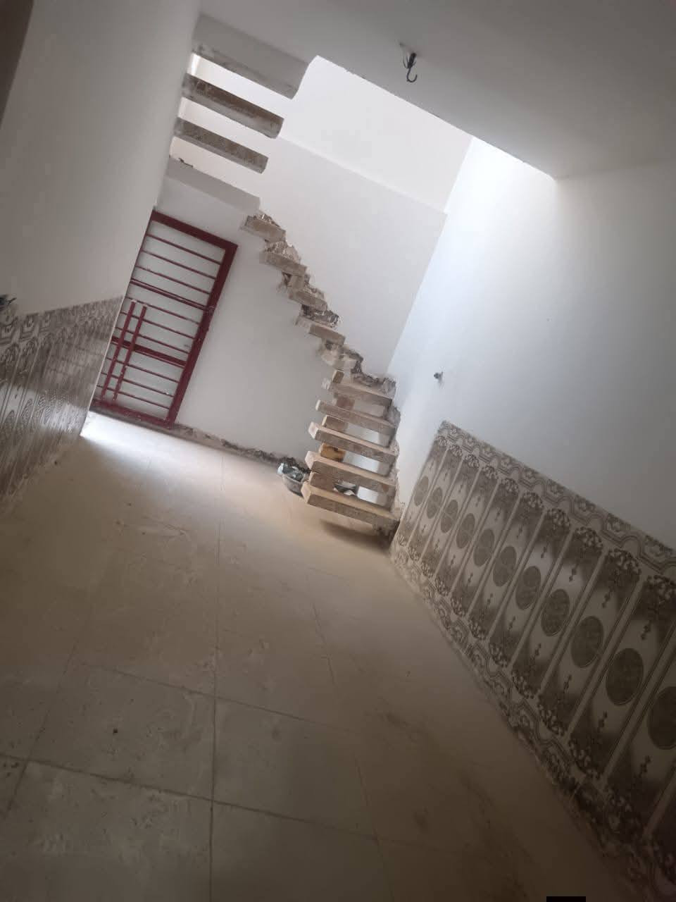 السلام عليكم
  دار للبيع مكان مميز جدا 
طابو زراعي سند 25 
المساحه //١٠٥متر
نوع البناء طابوق عكاده 
العنوان / /بابل المدحتيه
شارع علي قماره قرب حسينية الشهداء
خدمات كامله من ماء وكهرباء
عرض الشارع ٧متر
السعر/٤٦وبي مجال
تفاصيل البيت طابق واحد 
استقبال 
صاله 
عدد الغرف١
مطبخ 
منور خلفي طارمه
مجمع صحيات داخليه وخارجيه
السطح كامل  فرشي
البيت كامل ولايوجد اي نقص بي
تحويل البيت ثاني يوم بعد الشراء 
بناء حديث موقع جيد جداً 
يبعد عن الشارع الرئيسي ١٥٠متر
ملاحظة//البيت فارغ حلين غير مسكون
سنة البناء حديث
للاستفسار
مراجعة  مكتب دلالية وائل الهندي 
***********ابو علي
مكتب دلالية وائل الهندي بابل المدحتيه الحمزه الغربي ع شارع 60 قرب سلوان ابو الكاشي مقابيل فرع علي قمار
