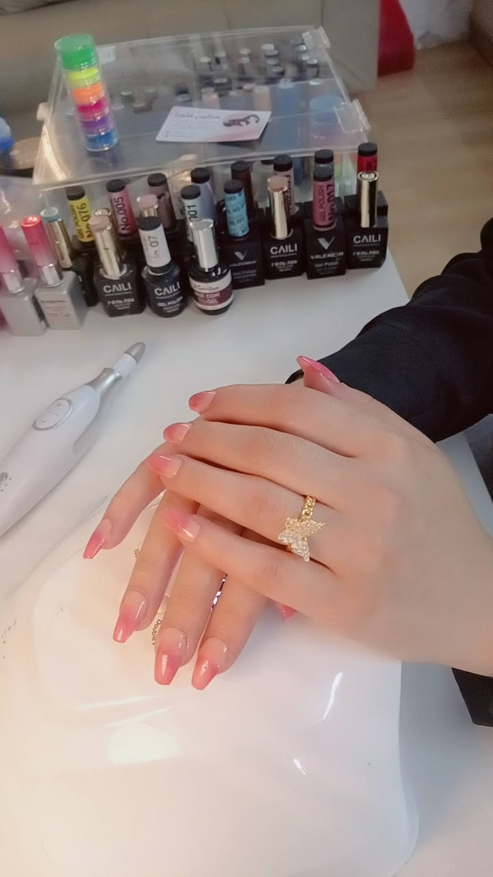 ​✨ صيفِك أحلى وأوفر مع عروض "فلورا" المميزة! ✨
الجو حار والبشرة تتعب وتبهت من حرارة الصيف؟ ☀️ لا تشيلين هم، "فلورا صالون" جابلكِ أقوى عروض الانتعاش والأناقة بأسعار خيالية حتى تظلين دائمًا متألقة ومشرقة! 😍

​🌸 عروض العناية والبشرة والعيون:

​جلسة درما بن (لتجديد خلايا البشرة ونضارتها الفائقة) 💆‍♀️ 👈 بسعر ١٥ ألف فقط!

​جلسة تنظيف بشرة ✨ 👈 بسعر ١٠ آلاف فقط!

​تركيب رموش (لعيون ساحرة ومظهر جذاب) 👀 👈 بسعر ١٠ آلاف فقط!

​حف وشمع للوجه (لبشرة ناعمة كالحرير) 👑 👈 بسعر ٧ آلاف فقط!

​💅 عروض الأظافر والمكياج:

​أظافر أكريليك (لأن أناقة صيفكِ ما تكمل بدون أظافر مرتبة) 💅 👈 بسعر ١٠ آلاف فقط!

​مكياج احترافي (إطلالة ساحرة تبرز جمالكِ بلمسات راقية) 💄 👈 بسعر ١٥ ألف فقط!

​💇‍♀️ عروض الـ Hair Style الفاخرة:

​تسريحة VIP (تسريحة مميزة وفخمة للمناسبات) 🌟 👈 بسعر ٢٠ ألف فقط!

​تسريحة شسوار (شعر ناعم ومرتب لكل الأوقات) 💇‍♀️ 👈 بسعر ١٠ آلاف فقط!

​قص شعر (تغيير لوك وقص الأطراف التالفة) ✂️ 👈 بسعر ٥ آلاف فقط!

​🔥 أقوى خصومات الشعر (خصم 20%):

​ميش الشعر: غيري لون شعركِ واحصلي على إطلالة صيفية مميزة بخصم ٢٠% 🎨

​معالجة الكيراتين: وداعًا للنفشة والرطوبة مع كيراتين علاجي مسرح بخصم ٢٠% 💎

​📍 موقعنا: الموصل، حي الميثاق، شارع الأطباء.

📞 للحجز والاستفسار: ***********0

​أهلاً وسهلاً بكم في عالم الجمال والدلال.. ننتظر زيارتكم! 🤍✨
