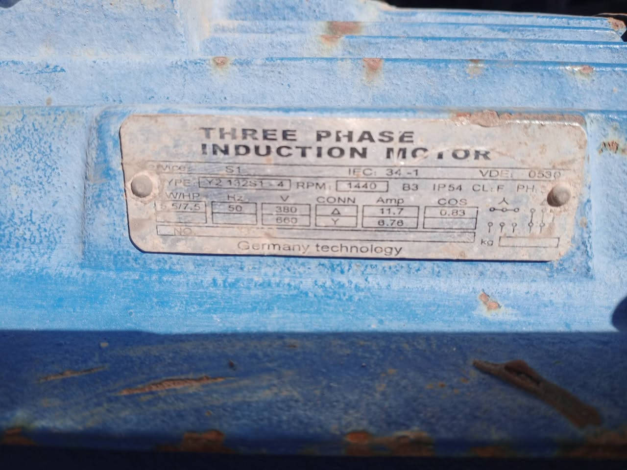 السلام عليكم ماطور 7.5 حصان دورة 1500 ثري فيز 
السعر 200 الف ملفوف لف جديد نحاس يتوفر خدمة توصيل 🚚 *********** 📞
