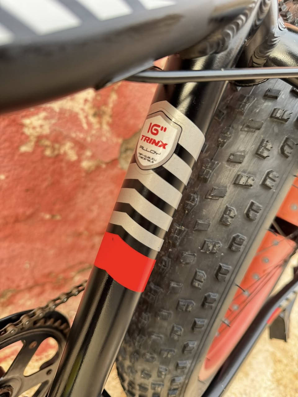 السلام عليكم اًخواني الغوالي عنديً هذي ماركة ( TRINX) غني عن التعريف حجم 26 قياس S 
عرض التايرات 26 عل 400 معدنه المنيوم 
سستم شيمانوا تورني 1/7 حت بركاتهاا 
تورني صنع ايطالي اصلي مختوم عل لشه 
نظافتها شوفت عينك بس بيها ملاحظه 
اخواني بيها فطر من جهة الصينية الامامي 
وراح انزل صورتها ب اول تعاليق الله شاهد كلشش 
نظيفه والفطر يتعالج وميظر شي الدراجة رمبه 
ممستخدمة بل عراق  سعرهاا 210 الف وبي مجال 
الاستفسار *********** تتوفر خدمة توصيل 
لجميع محافظات العراق وتحياتي للجميع
