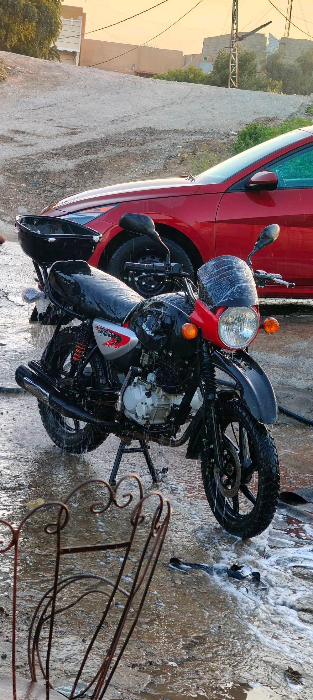 بوكسر موديل 22  مرقم و كامل  تحويل ثاني يوم مكينة مكفولة كهربائيات كلهة شغالة  تجي تفحص و تاخذ تاخذها لل فيتر عادي 
كم المسافة اللي مشت بيها الدرّاجة (بالكيلومترات)؟: 
ماشية 22 الف
هل متوفرة أوراق الملكية والتسجيل؟: 
رقم بغداد
وين موجودة حالياً الدرّاجة؟: 
ديالى الحويش