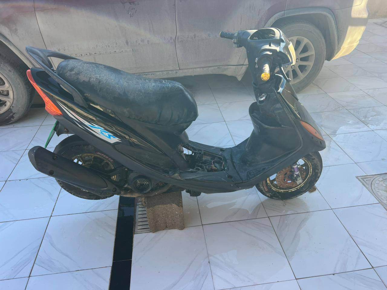 السلام عليكم اخوان
اخوان ماكس عدلة للبيع الدراجة توها معمرة 
مكينة طابوكة جديدة 49 بلادي 
بستم ولفات جدد 
كلجات امامي خلفي جديد 
باتري جديد 
ضفيرة رمبة جديدة 
كهربائيات شغالة 
ما عدا المجمع اليسرة ملغي 
ويالة رياضي جلد الحية 
كابريتر جديد اصلي 
الدراجة خير من الله بكل وكت شغالة 
السعر 600بيها مجال بيكم خير وتدللون شراي ماارجعة عنواني بصرة شط العرب ***********
