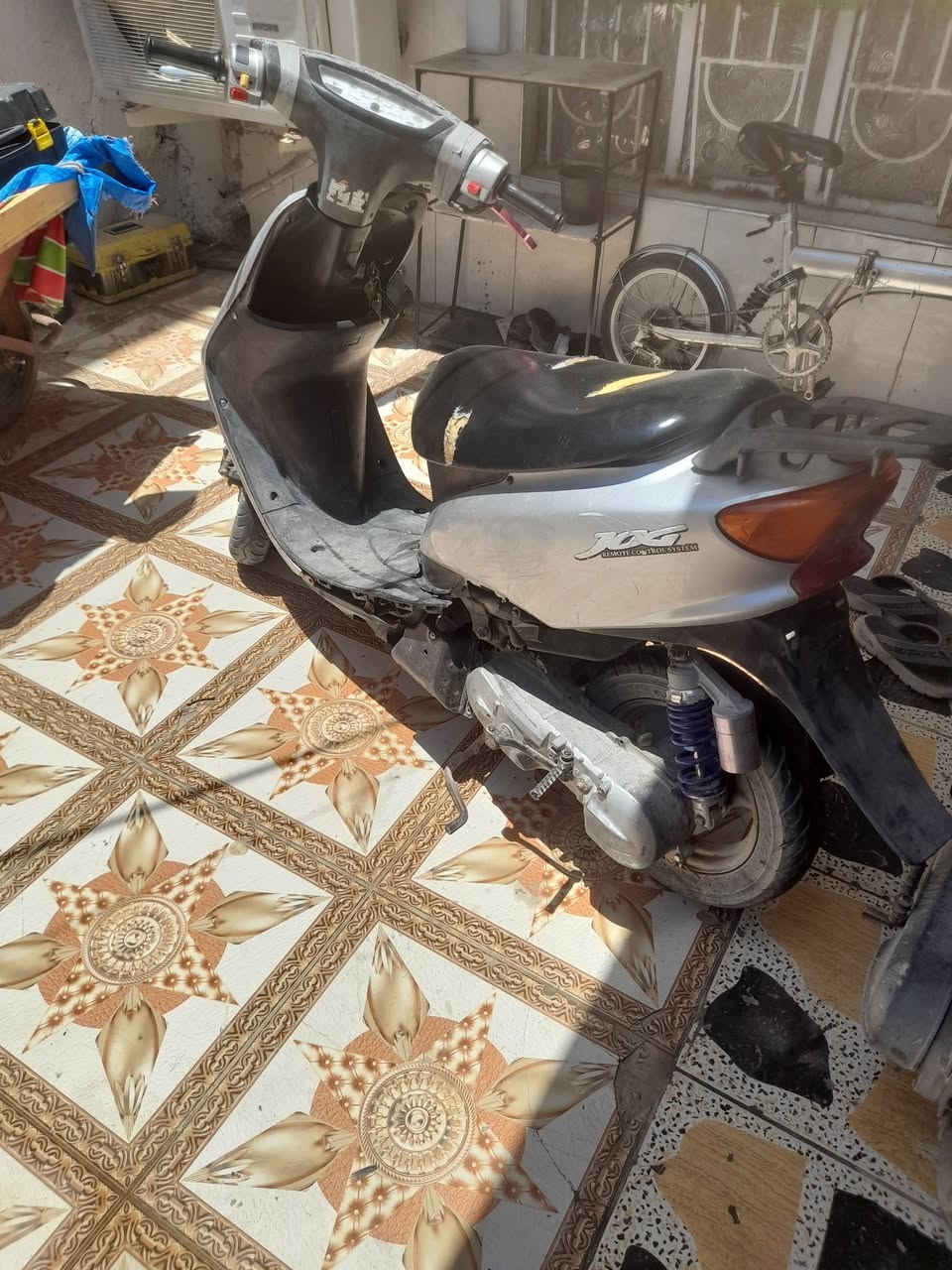 سلام عليكم دراجه عصفوري البيع محركهاا ناعم حلوه دراجه لايت شغال هورن بس السف عاطل سعرها 225 وبيها مجال قليل مكان البصره القرنه ***********
