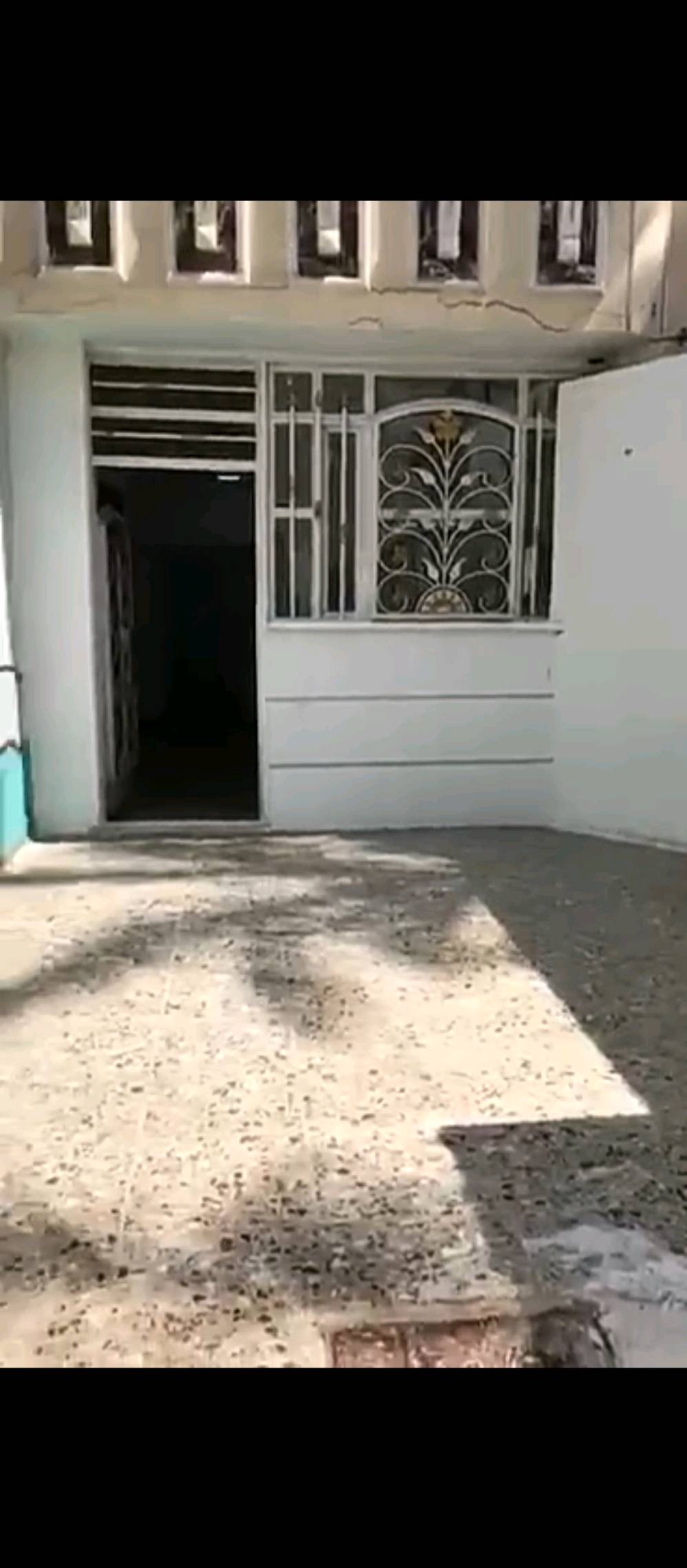 السلام عليكم بيت للايجار مساحه 80 متر يحتوي على كراج سياره مطبخ وكعده وغرفه نوم خدمات جوه وخدمات بالخارج جاهز من كل شي واير سحب وجوزه جهاز كهرباء واضاءة البيت جاهز للايجار او كعده
ما هو العنوان الدقيق للمسكن؟: 
بغداد الدوره ابو دشير شارع الصيرفه للاستفسار الاتصال على الرقم 
كم مساحة البيت الإجمالية؟: 
80 متر 
هل توجد تجهيزات مطبخ متوفرة؟: 
لا توجد 
هل الإيجار يشمل الأثاث أو جزء منه؟: 
جزء منه مثل الإضاءة 
ما هو رقم التواصل للمهتمين؟: 
***********