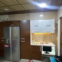 كاونتر خشب للبيع مع طباخ وفرن كامل وجه مرمر 800 الف 07703837900