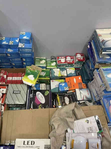 مجموعة متنوعة من الاغراض كهربائية و انشائية و عدد يدوية للبيع شلعة . الشراي يجي خاص او يتواصل على الخط او الواتساب ***********
