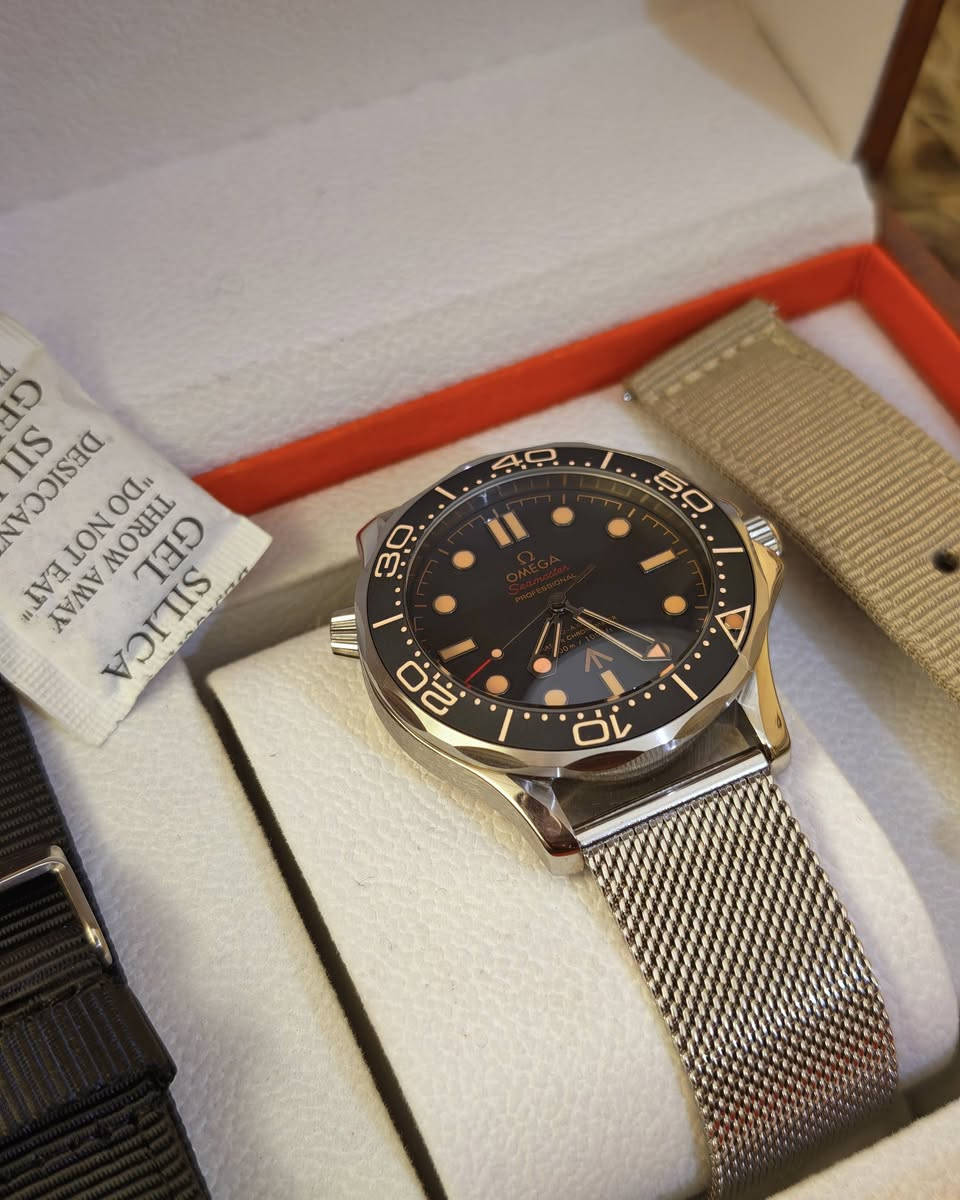 يا الله
ساعة من طراز أوميغا سيماستر دايفر 300 متر إصدار جيمس بوند 007 (Omega Seamaster Diver 300M 007 Edition)، وتتميز بحجم هيكل 42 مم ومينا عتيق مع علامات مضيئة وسوار شبكي من المعدن.الهيكل: مصنوع من التيتانيوم خفيف الوزنالحركة: أوتوماتيكية متطورة (Co-Axial Master Chronometer)الملحقات: تظهر مع سوار ميلانيزي وسوار قماشي إضافي في الصندوق
***********
