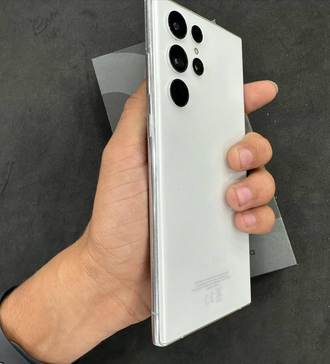 كالكسي s22 الترا ذاكره 512 عشوائيه 12 
للبيع او مراوس جهاز شرط الفحص بي ضمان 
نضافه 100% شركه جبال شاحنه اصليه كارتونه ضايعه لونه ابيض لونه مميز ذاكره 512 
 مع شاحنه اصليه جهاز بعده نضيف جهاز بصمه كامره تقرب كيلو متر رقم الهاتف *********** مكاني كربلاء سعره 580 كربلاء, العراق
