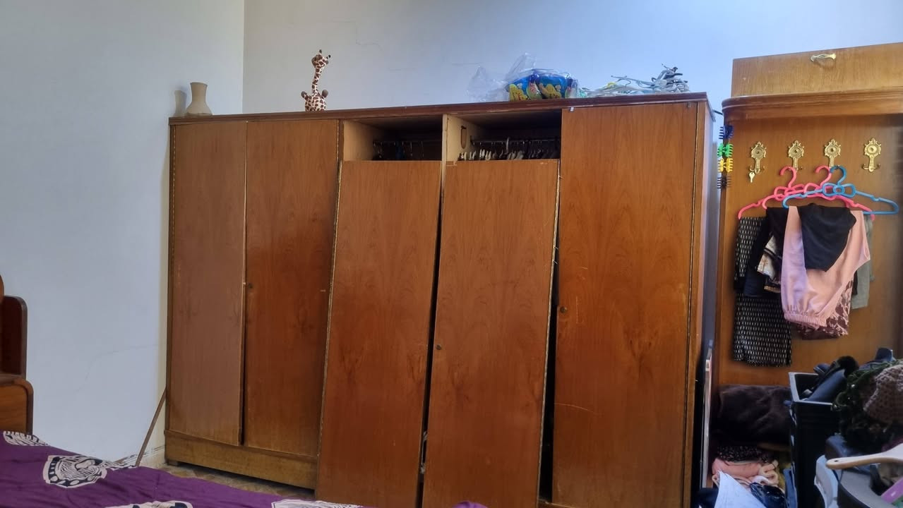 غرفة نوم مكونه من ٦ قطع زاوية وقنصور وميز تواليت وملحقين وتخت القنصور بي بابين مخلوعين والزاويه ييها جكمجه
العسر ٤٠٠ وبيها مجال


**إذا كنت صاحب هذا الإعلان وتريد حذفه لأي سبب، رجاءا أرسل رسالة إلى الدعم الفني**