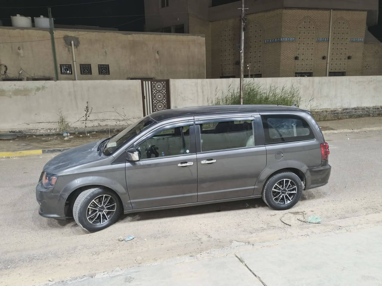 دوج كرفان ٢٠١٩ جيتي وموصفات الجيتي معروفه حادثها جاملغ وبنيد وداخل العراق بيها قبق جنطه مبدل بدون دوخل وسونار كدامك والسياره كير مكينه خير من الله التفيده يتصل *********** وسعر سياره ١٤٠ ويها مجال  وشوف سونارها يله تخابر وترهم مراوس بسياره كوريه او ياباني عنوان بغداد بلديات ☝🏻
