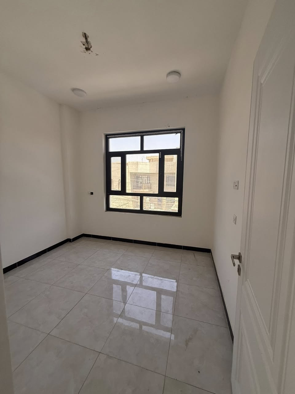 ٥٠ متر ركن للإيجار نظيف وجديد يحتوي على ٣ نوم ومطبخ بيه كاونتر واستقبال وخدمات بالطابقين يقع خلف مطعم إكليل الجبل *********** مكتب جوهرة السيديه مجاور مدخل شارع الخيزران بدل الايجار بمليون
