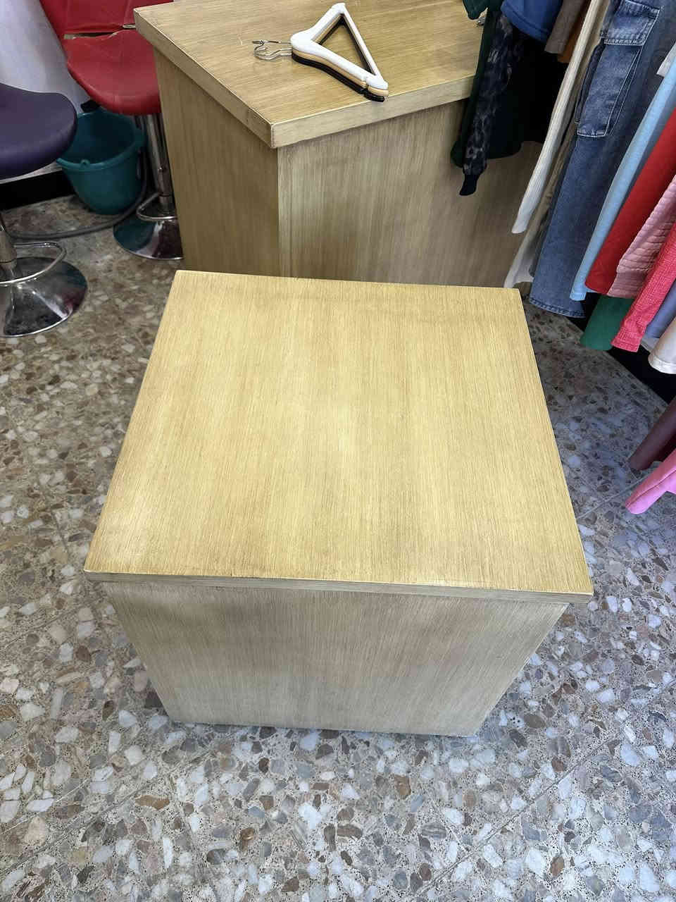 سلام عليكم
غراض محل كامله جديده مستعمله قليل ونظيفه للبيع 
مليكانه عدد 2 جديدات (القويات مو العاديه ) 
منزع + رفوف + طابوريه وبنفس الوقت بيها خزن + ميز مكتبي (خشب كبس قوي ) مو mdf 
بضاعه تركيه + شي ان 
+ 2 كراسي 
+ 6 ستاند حديد معوج 
+ ستاند مليكانه حديد 
+ تعلاكات قميص خشب 3 الوان 
ولون واحد اسود بلاستك تعلاكه قميص + بنطرون (بلاستك قوي ) 
ملاحظه 
..
..
البيع فقط غراض محل كامله مابيع حاجه حاجه 
وبسعر جداً مناسب هاي الغراض كلها 
قيم واخذ بلي يرضيك والي يرضي الله
الاستفسار والاتصال 
واتساب او رصيد 
***********
