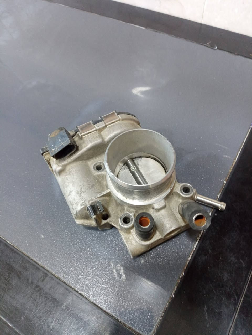 السلام عليكم عنبار مع جويتر 16 خليجي على الشغل مال حاوية ثنهن 60 الف
