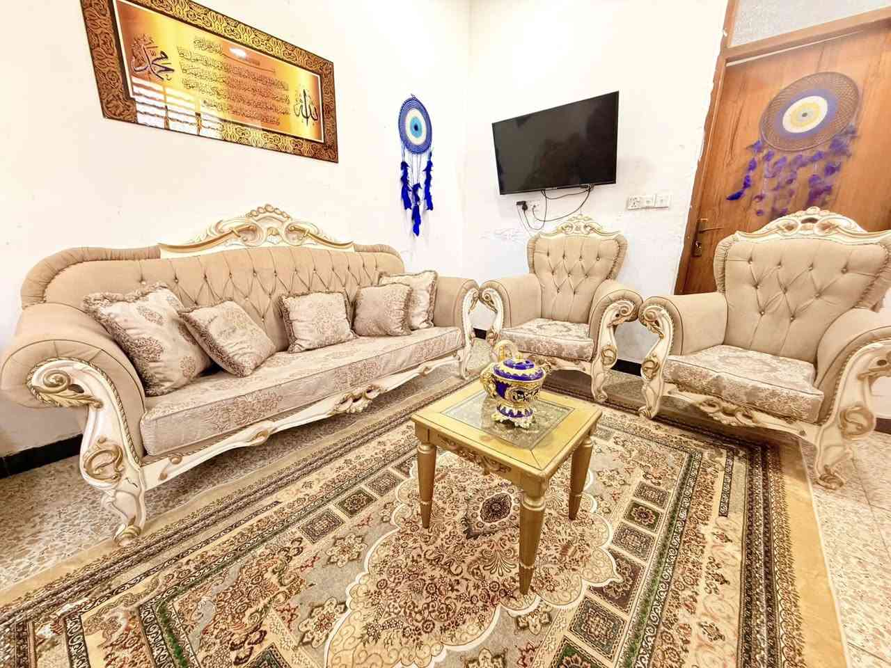 تخم زان تركي ملكي 10 مقاعد 
اخو الجديد نظافته 100%
خشب جدا ثكيل مكانه الدولعي 
شراي فقط يدخل خاص 
***********
