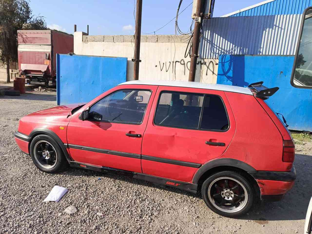 السلام عليكم
كولف نفخ موديل 1994
بدون صبغ وضرار 
صاحب الشرعي موجود 
شرط تحويل 
السعر 42
رقم الموبايل ***********
