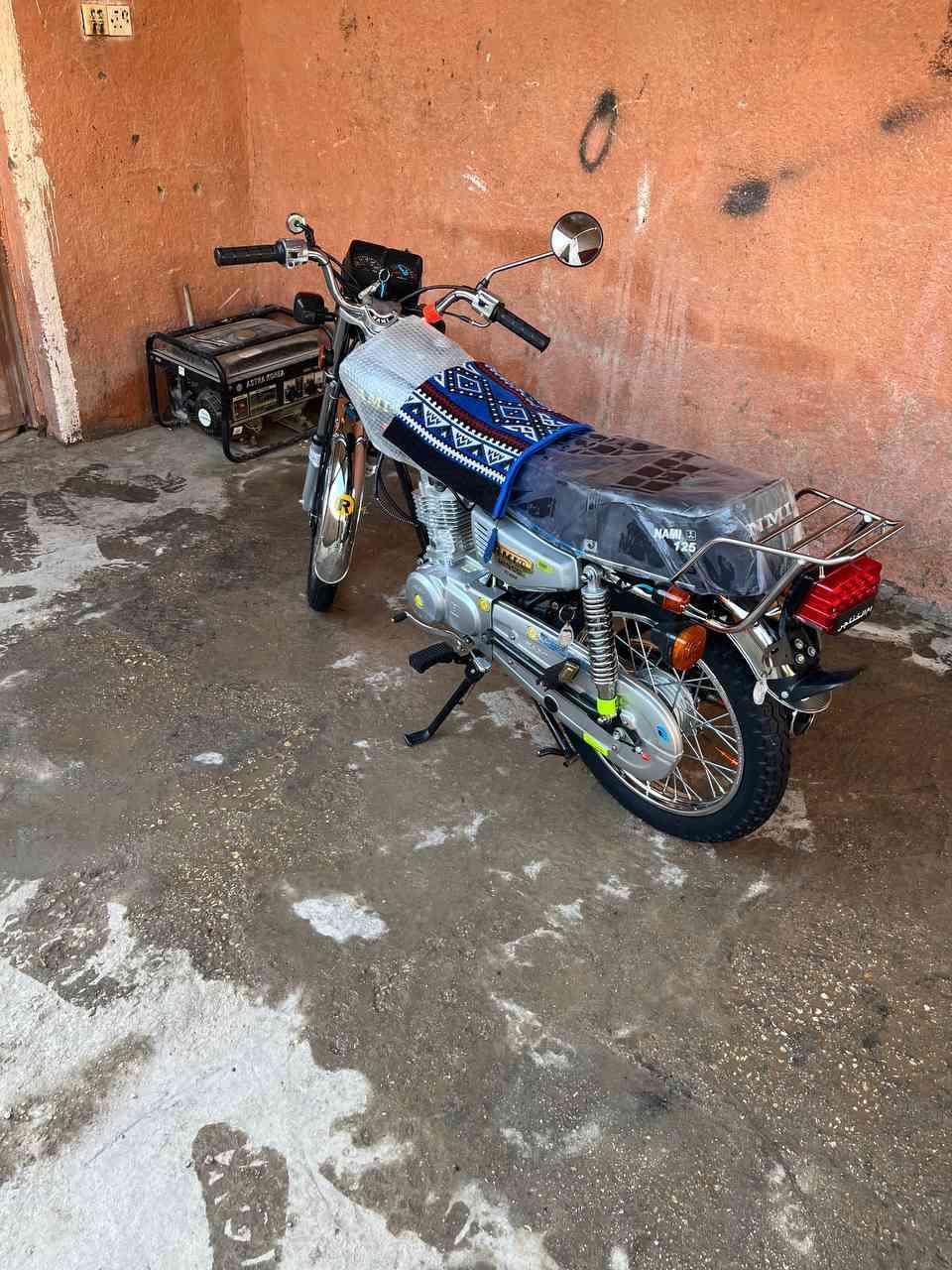 🚫سعر خاص او عل رقم تخارني او اتراسلن🚫

🚫أكلك بسعر تصير لوتي عليه تسمع الكلام موزين 🚫
مانزل من السعر لو درهم أحمر 🚫

الدراجة من تاير لتاير ما ناقصه شي 
سلام عليكم للبيع 

نامه أصلي شلامجة 

أوراق أصولي مكينه 

وشاصي مطابق شد أيراني 

موديل 23طالعه24 شهر ٨

وكيل أبو سكينه 

✅️ملاحظة لونه البلادي أزرك اني بدلته سلفري لل جماليه✅️


**إذا كنت صاحب هذا الإعلان وتريد حذفه لأي سبب، رجاءا أرسل رسالة إلى الدعم الفني**