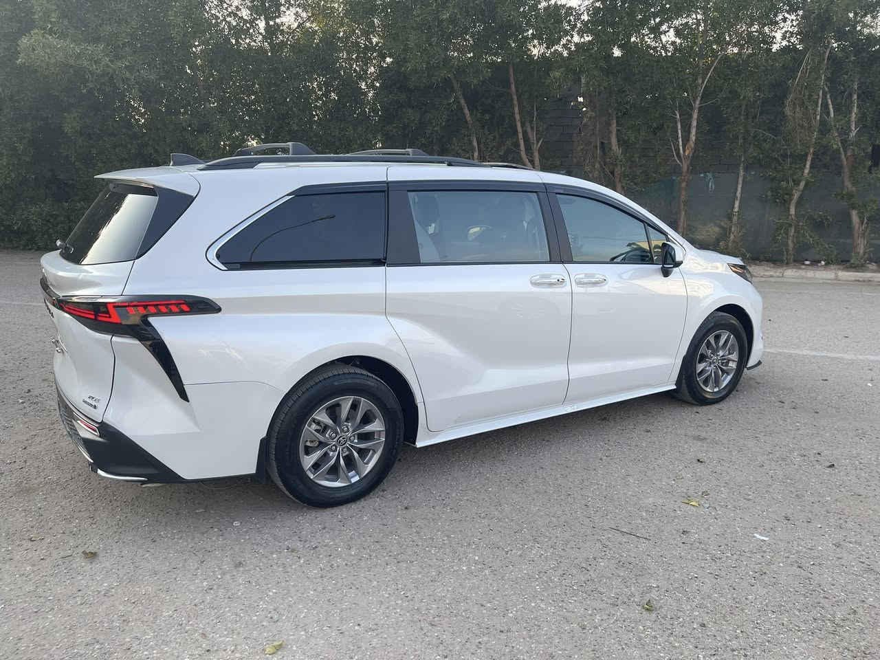 السلام عليكم
تيوتا سينا 2024 XLE بلاص هايبرد وارد امريكي
حجم المكينه :2500 
المسافه المقطوعه : 14 الف 
الضرر: تبديل قبق جنطه نفس اللون بدون صبغ 
الايرباك : دركه 

موصفاتها
1.فتحه 
2. شاشه 
3. هندبريك بصمه
4.كشنات جلد
5.بصمه 
6. بصمة ابواب
7.كشنات كهرباء 
8. هيترات بالكشنات
9. بيبان + الصندوك كهرباء
10. رادارات 360
11. كشافات
12. لايتات لد 
13. بكلايت لد مسطره كامله لكزز
14. ثلاث قطع تبريد
15.شحن وايرليس
16.انظمة سياقه عدد 3
17.بردات خلفيه

                السعر 330$
تفاصيل اكثر الاتصال ***********
مكاني بغداد الكرخ
