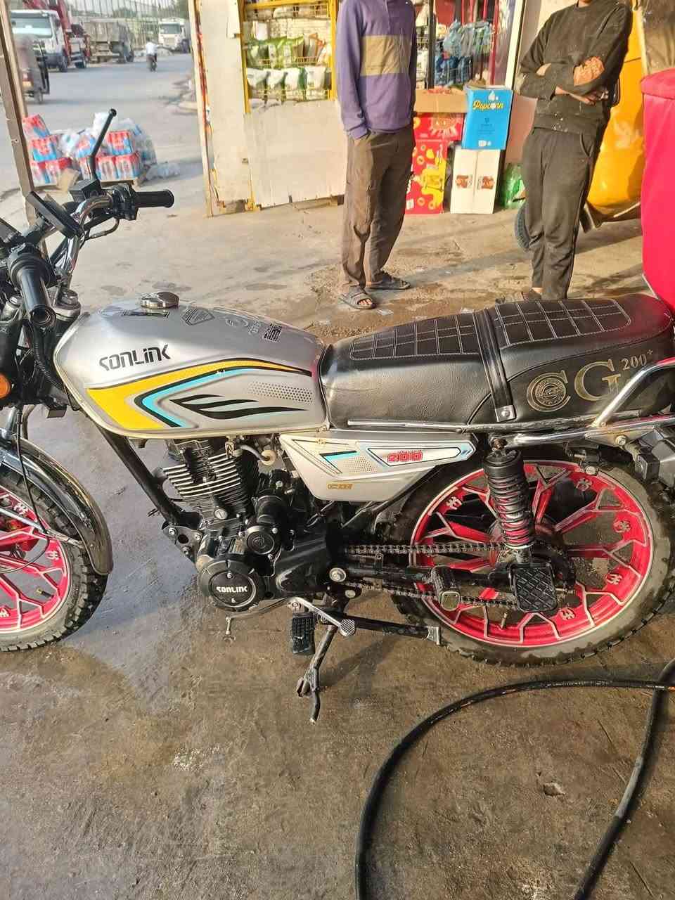 السلام عليكم
سونك 2025 مكفوله
اوراق كامله مكينه 200cc
سعرها ٧٥٠ وبيها مجال
الاستفسار ***********
