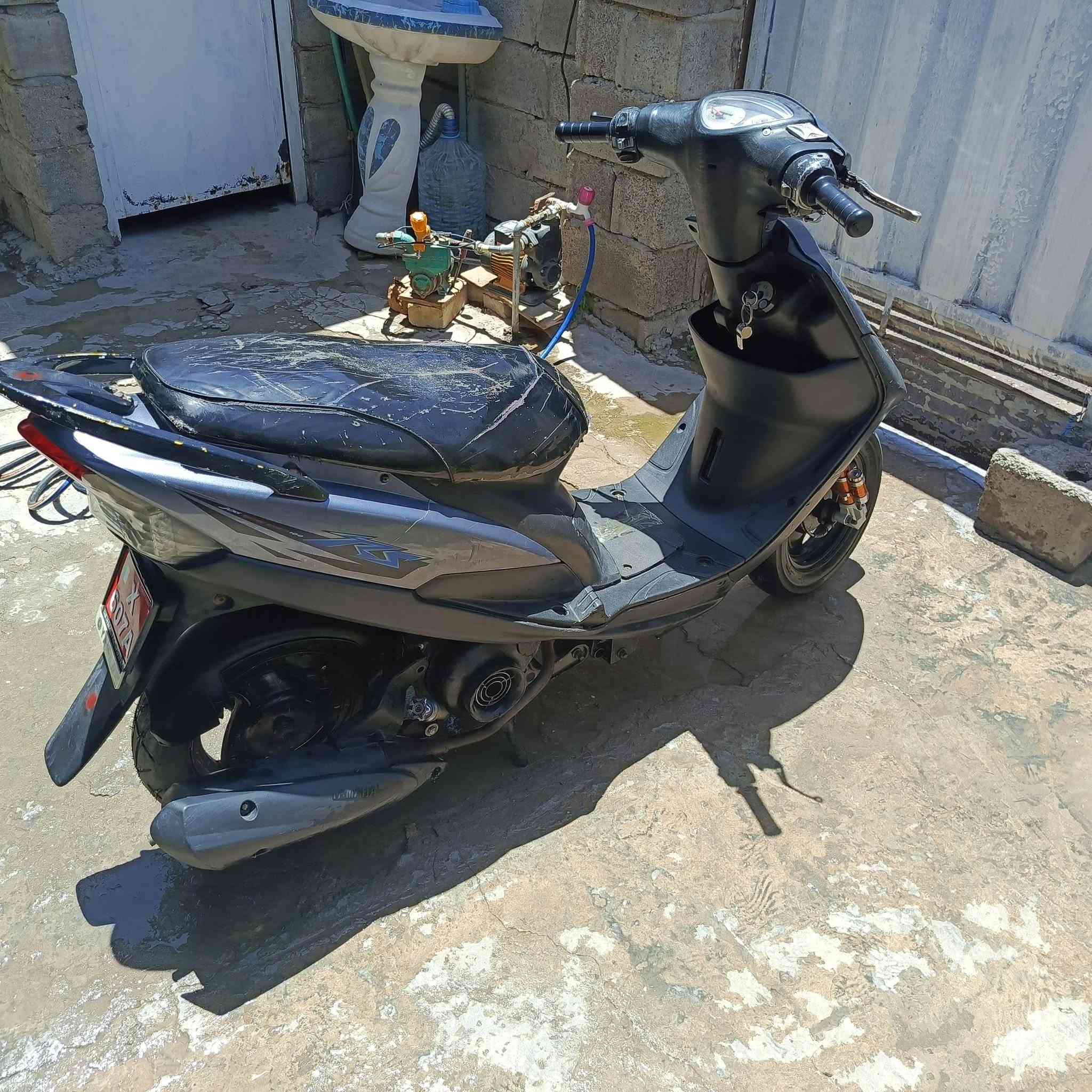 السلام عليكم من رخصت الادمن دراجه ماكس عدله للبيع محرك  مكفول الدراجه بيها عطل ادير بس ما تشتغل ماعرف العطل شنو  كما موضح بالفيديو  تاخذه على وضعيته 350 وبيها مجال مكاني عويريج حي العسكري مقابل مخابز باب الاغا موجود خاص وهذا رقمي بي واتساب ***********
