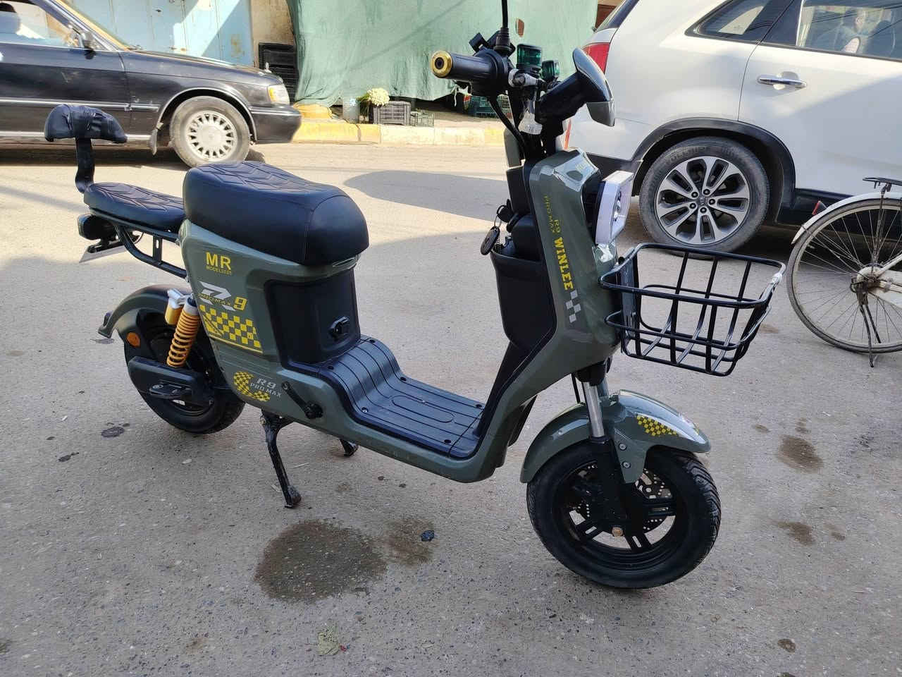 السلام عليكم
موطور شحن R9  للبيع
32 امبير.. 5 بطاريات دبل كبار
الولي الاصلي.. نضافه فول 
تشغيل بصمه +سويج +كرت
لون مميز
دبلات هيدروليك
سرعه 109
سعر 450 وبي مجال 
اتصل /***********
العنوان صلاح الدين الشرقاط حي العسكري
