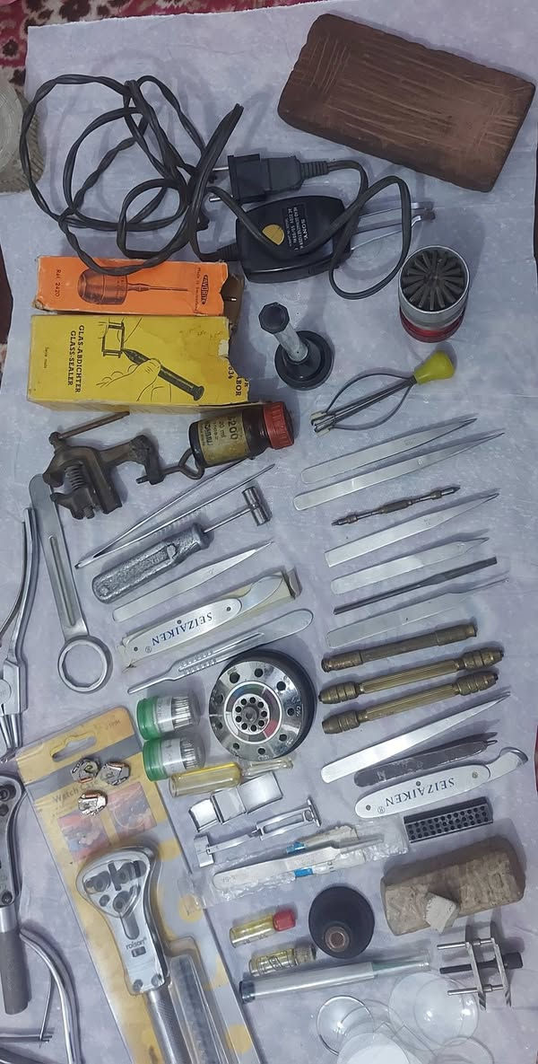 معدات تصليح ساعات للبيع تحتوي على اجهزة فحص ساعات 
*********** للاتصال على هذا الرقم
