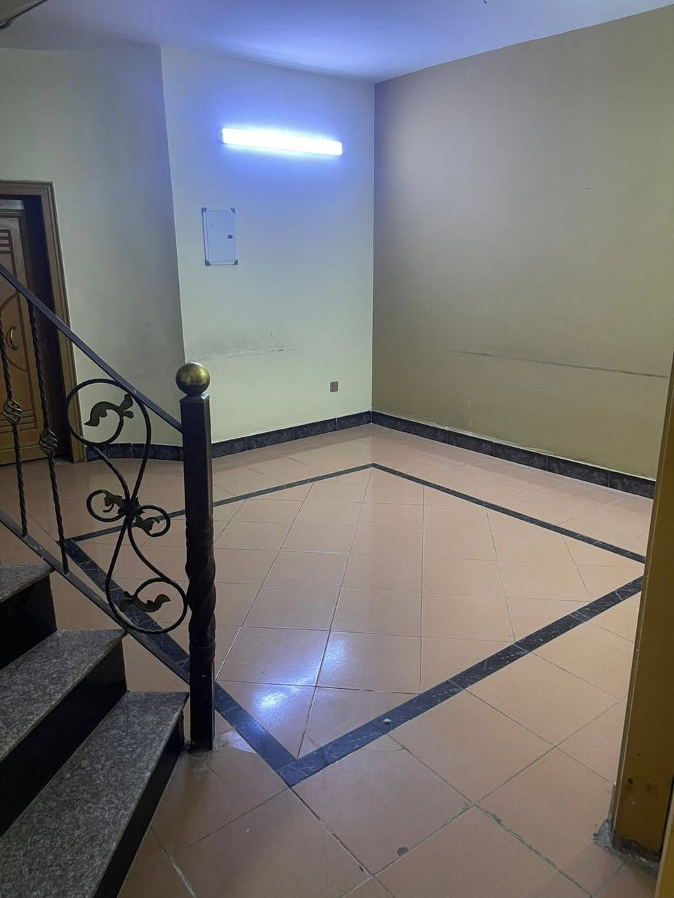 بيت للبيع او ايجار حي الجهاد ضباط حي الحسين قريب السريع ١٥٠ متر طابق اول غرفه صاله مطبخ حولي كبير حمام طابق ثاني غرفه كبيره وحمام سويت وحولي كبير 
كرارج سياره للاتصال 
***********
