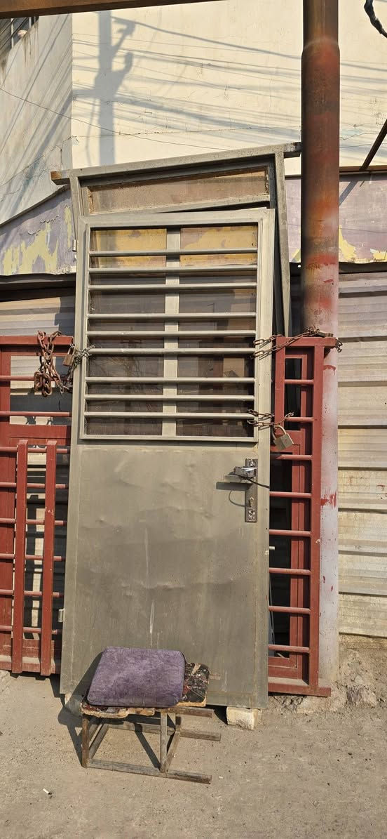 باب للبيع
العرض متر 
الارتفاع متريين ٣٥ سم 
السمك ٢ ملم
السعر١٢٠ الف
المكان بغداد
للتواصل ***********
