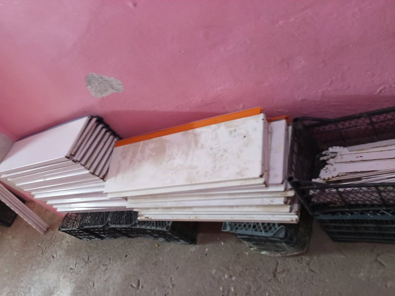 السلام عليكم متاح رفوف محل نوع تركي ثقيل حيل نضاف قياس ٩٠سم×٢٥سم  العدد ٣٥رف+ سكك عدد ٨ المجموع ٤٣قطعه السعر ٢٥٠ الف   للاتصال *********** المكان موصل الجديده
