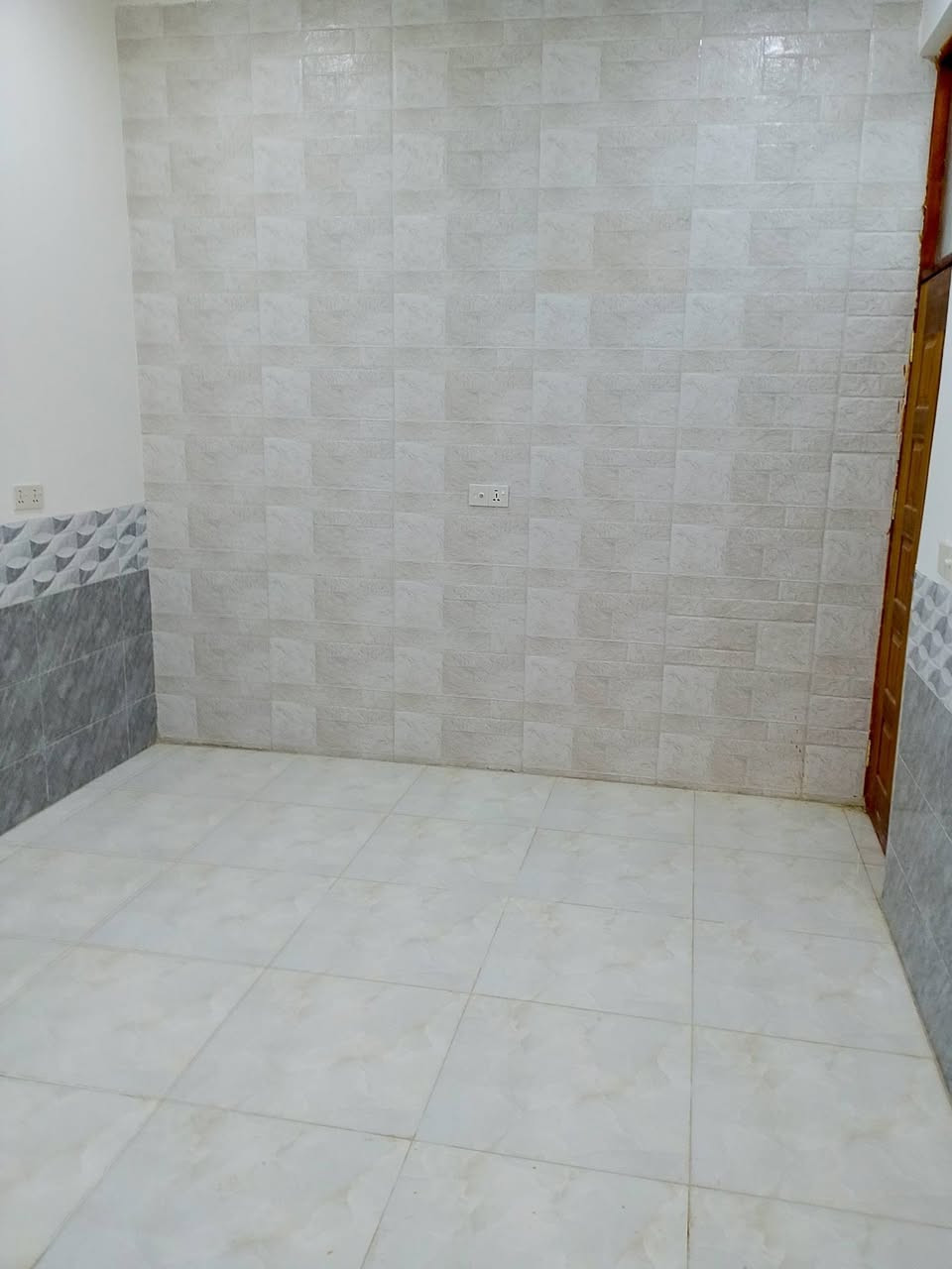 مشتمل 100متر طابق واحد للبيع بناء حديث درجة اولى يحتوي على استقبال ..مطبخ.. هول ..غرفة نوم
العنوان زين القوس شارع الاقواس خلف الشارع العام 
للاستفسار الاتصال على الرقم التالي 
***********
مشتمل 100متر طابق واحد للبيع بناء حديث درجة اولى يحتوي على استقبال ..مطبخ.. هول ..غرفة نوم
