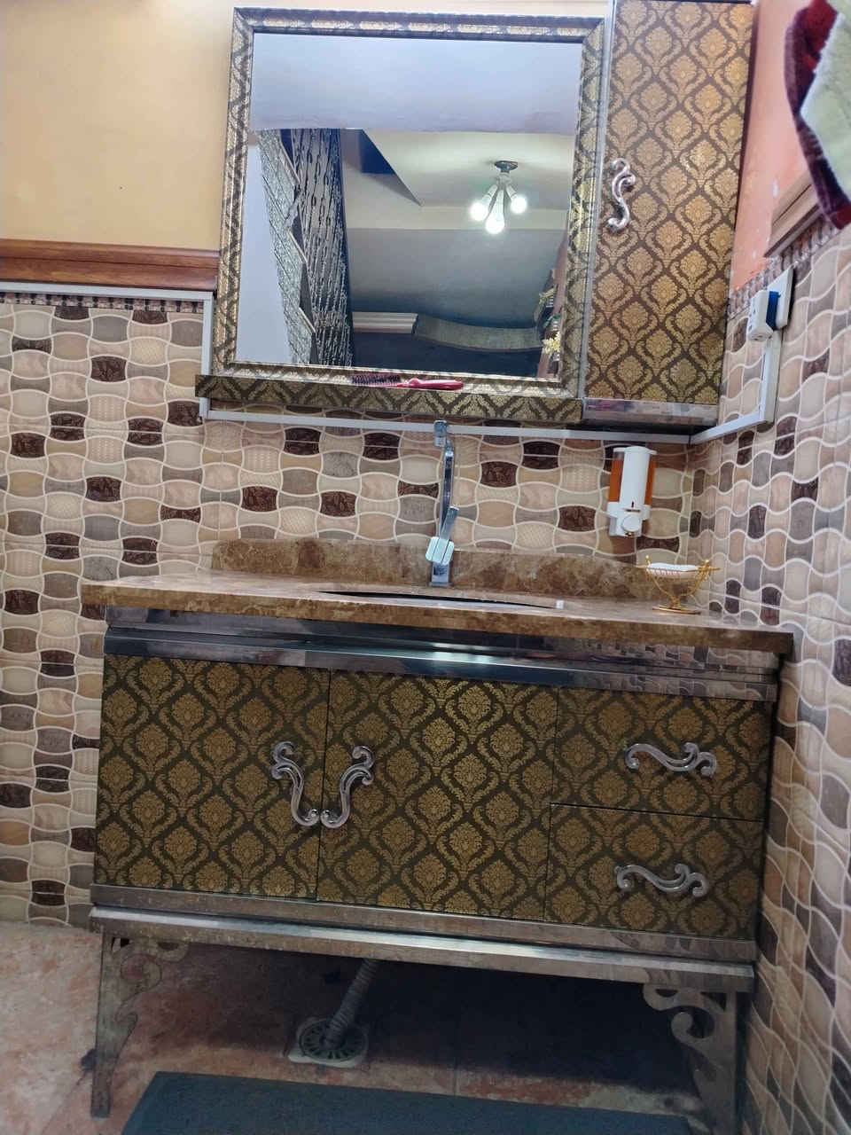 مغسلة كاونتر مرمر ستل ستيل شغل فصال وتزكام نظيفة جدا الضرر فقط فطور بالمغسلة تتبدل وترجع السعر 170 وبيهة مجال بغداد الحبيبية *********** يوجد واتس اب بغداد, العراق
