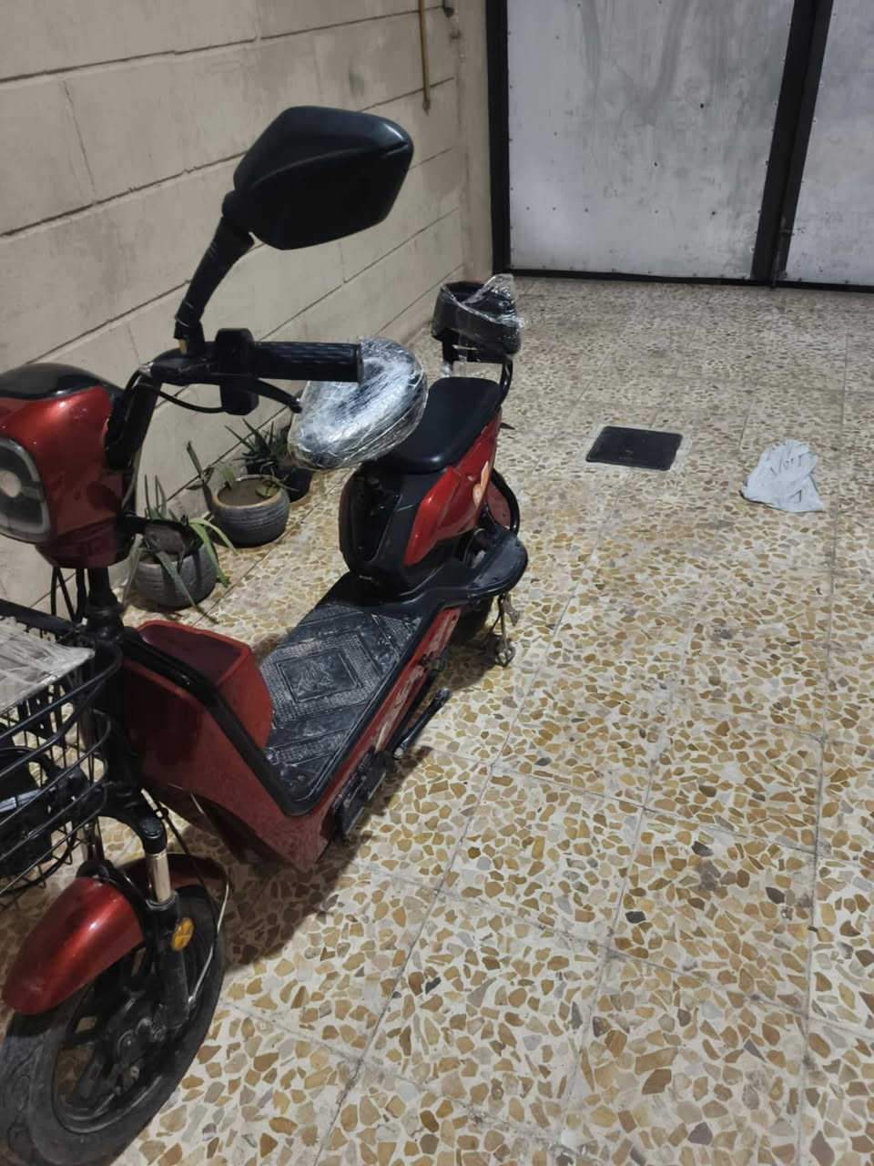 ماطور شحن للبيع
4بطاريات أو عقل شرط اشاير يمين أو يسار هورن لايت 3نمر 
عنوان حي السماح
السعر:180وبي مجال
الرقم:***********
