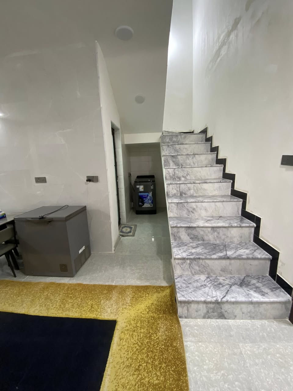 مرحبا 
بيت للبيع بشارع ١٣قريب ع الغزاليه 
مساحة ١٨٦
طابق واحد بناء جديد 
للاستفسار ***********
بي غرفتين جوه كبار 
وحديقه داخليه 
وحمام داخل غرفه 
وحولي 
صاله 
مطبخ
وترك 
وحوش كبير وحديقه
