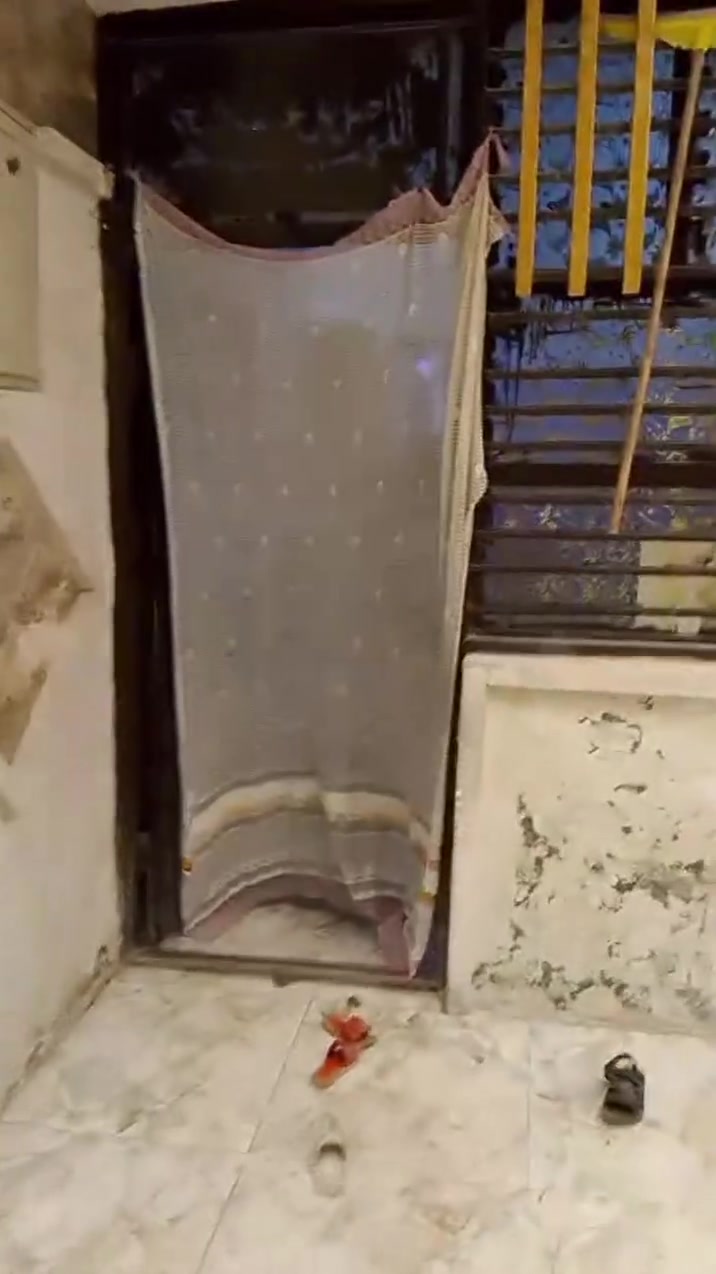 اسلام عليكم شباب بيت للبيع ٢٠٠ وقطعه ٨٠م  في حي النورين مقابيل القاعدهه  طابق ونص طابق الأرضي غرفتين نوم وطابق الثاني بي غرفه نوم رقم هاتف ***********
