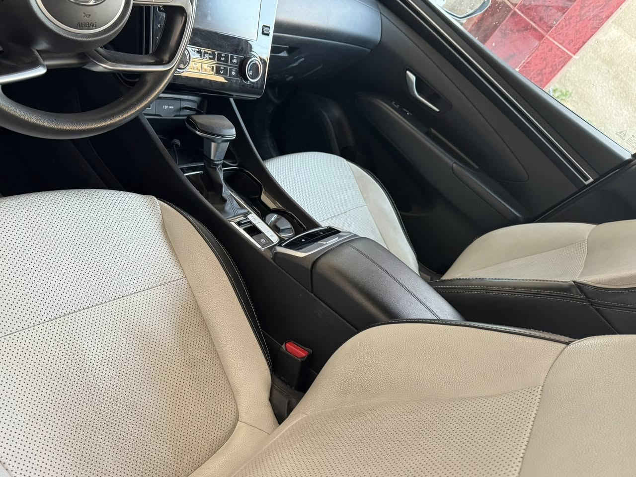 سلام عليكم توسان ٢٢ أمريكي بيه باب الخلفي صبغ ايريك سليم ماشيه ٦٨كم مكينة 2500Gtسعره 180 الرقم ***********
