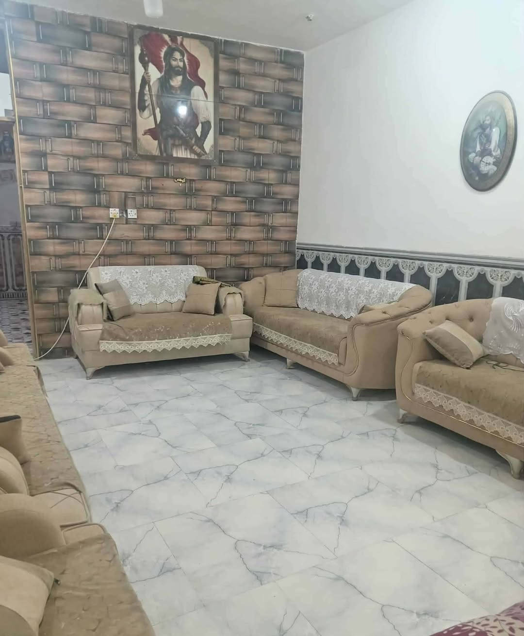 السلام عليكم بيت بلفلاحيه شارع20 يصير بضهره شارع30 موقع مرتب شارع تبليط المساحة واقع حال 240 متر يتكون من غرفتين وهول 10متر ومطبخ وستقبال +محل بناء 2020 السعر 140وبي مجال ***********
